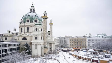 Blick von der Dachterrasse des neu wieder-eröffneten Wien Museum auf den verschneiten Karlsplatz. 