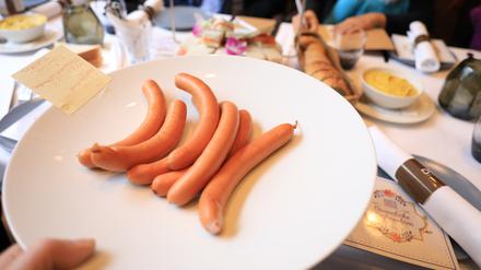 Feinkost-Test von frischen Wiener Würstchen im Restaurant „Duke“ im Schöneberger Hotel Ellington, Nürnberger Str. 50-55 in Berlin-Schöneberg.
Foto: Thilo Rückeis