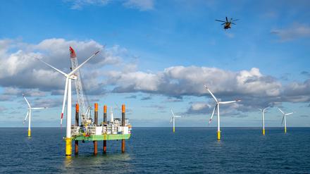 Ein Helikopter fliegt über den Offshore-Windpark Riffgat, rund 15 Kilometer nördlich der Insel Borkum.