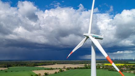 Eine Windenergieanlage des Herstellers Siemens Energy. Der Konzern kämpft mit schlechten Zahlen. 
