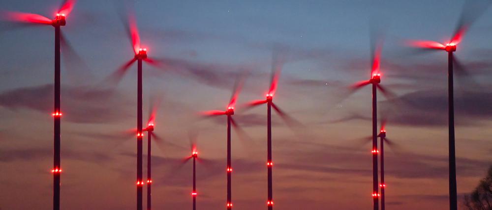ACHTUNG: SPERRFRIST 8. JULI 21:30 UHR.  - ARCHIV - 15.01.2020, Brandenburg, Sieversdorf: Rote Positionslichter leuchten an Windrädern in einem Windenergiepark. In einem Windpark im Hunsrück sind Windräder mit roten Bliklichtern ausgestattet worden, die über einen Transponder nur bei sich nähernden Flugzeugen eingeschaltet werden.     (zu dpa "Windräder ohne nächtliches Dauer-Blinken in Betrieb") Foto: Patrick Pleul/dpa-Zentralbild/dpa +++ dpa-Bildfunk +++