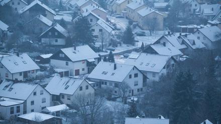 Schnee liegt auf den Dächern von Wohnhäusern in einem Teilort von Rottweil. 
