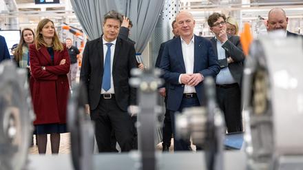 Robert Habeck (Grüne) und Kai Wegner (CDU) beim Besuch des Mercedes-Werks in Marienfelde.