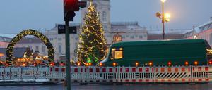 Beim Berliner Weihnachtsmarkt am Schloss Charlottenburg hat ein Kostenstreit zu reduzierten Sicherheitsmaßnahmen geführt.