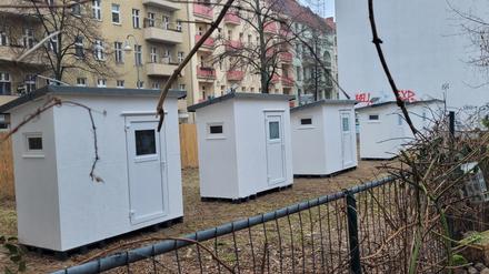 Das sind Wohnboxen für Obdachlose in der Neuköllner Hertzbergstraße