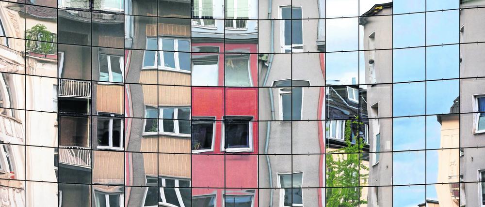 So brüchig wie diese Fassadenspiegelungen ist auch der Umgang mit dem Berliner Mietspiegel.