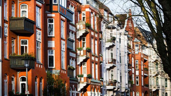 In den deutschen Metropolen drängen noch mehr Suchende auf den Wohnungsmarkt. Der Preisanstieg in einigen Großstädten ist bei Neuvermietung daher enorm hoch. 