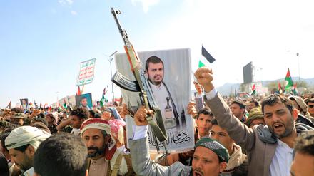 Demonstranten in Sanaa (Jemen) halten ein Plakat des Rebellenchefs Abdul Malik al-Huthi.