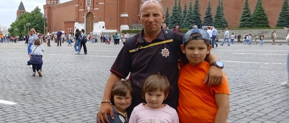 Geschafft. Mezhevyi und seine Kinder Olesandra, Sviatoslava und Matvii (v.l.) am Tag ihrer Befreiung in Moskau. 
