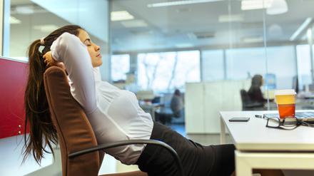 Gerade in Berufen am Schreibtisch sollten Beschäftigte ungesunden Routinen vermeiden.