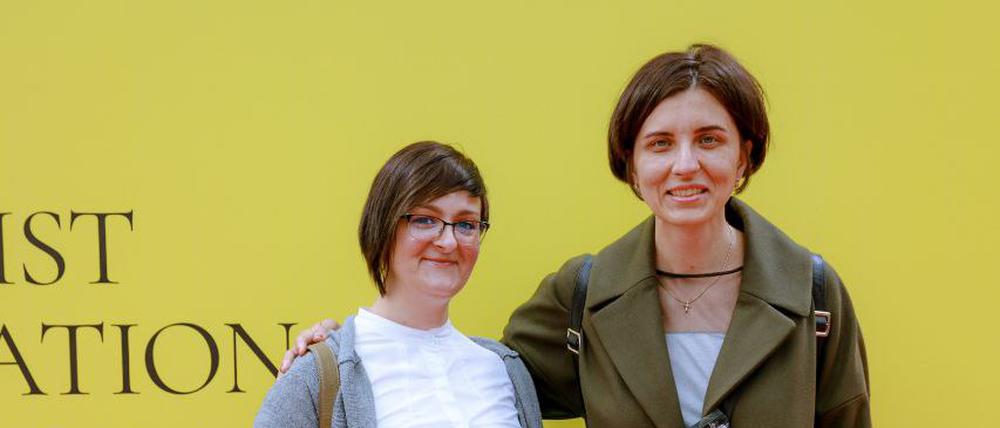 Yuliia Kovalenko (links) und Victoria Leshchenko gehören zu den Gründerinnen des Kuratorinnenkollektivs Sloїk Film Atelier in Odessa. 