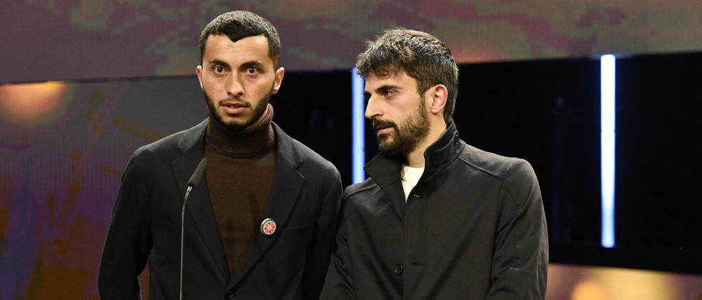 Yuval Abraham (links) und Basel Adra bei der Abschluss-Gala. Für ihren Film „No Other Land“ erhielten die beiden Regisseure den Dokumentarfilmpreis 2024.  