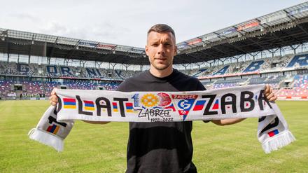 Lukas Podolski im Stadion von Górnik Zabrze, mit Fan-Schal.