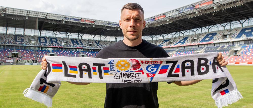 Lukas Podolski im Stadion von Górnik Zabrze, mit Fan-Schal.