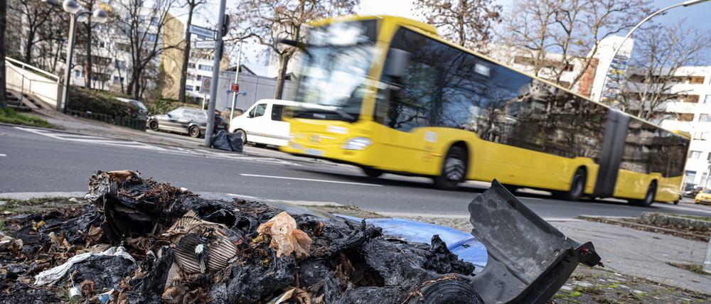 Eine geschmolzene Mülltonne liegt nach Krawallen in der Silvesternacht 2022/23 auf einem Bürgersteig im Berliner Bezirk Neukölln.