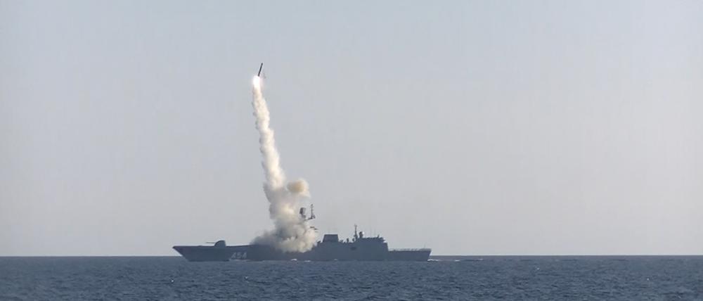 Eine Einheit der Nordmeerflotte schießt eine Hyperschallrakete vom Typ „Zirkon“ mit sechsfacher Schallgeschwindigkeit auf ein Ziel in der Barentssee.