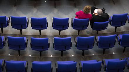 Zwei Abgeordnete sitzen in den leeren Sitzreihen im Deutschen Bundestag (Archivbild von 2018)