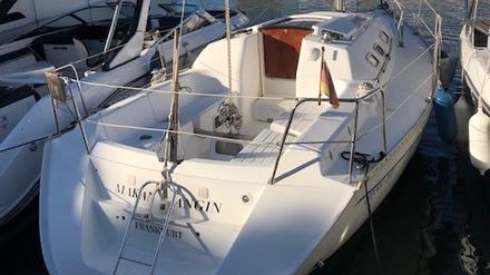 Zwei Segler aus Deutschland sind Ende August in diesem Segelboot von Cala Galdana auf Menorca nach Cala D’Or an der Südostküste von Mallorca unterwegs gewesen.