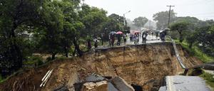Eine Straße, die die beiden Städte Blantyre und Lilongwe in Malawi verbindet, ist nach den schweren Regenfällen des tropischen Wirbelsturms „Freddy“ eingebrochen.