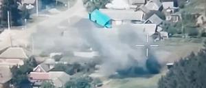 Ein Standbild einer Drohne, das von der Legion „Freiheit für Russland“ veröffentlicht wurde, zeigt die angebliche Zerstörung russischer militärischer Ziele in der Region Belgorod.