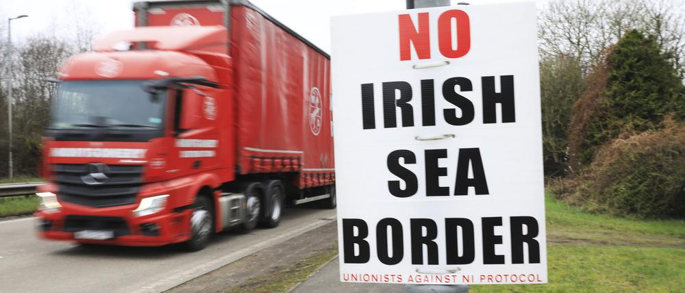 ARCHIV - 27.02.2023, Großbritannien, Larne: Ein Schild der Unionisten gegen das Nordirland-Protokoll hängt an einem Laternenpfahl in der Nähe des Hafens. (zu dpa «Britisches Parlament stimmt über Brexit-Regeln für Nordirland ab») Foto: Peter Morrison/AP/dpa +++ dpa-Bildfunk +++