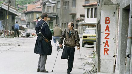 Waffen und zivile Opfer: Straßenszene in Sarajevo im Mai 1993