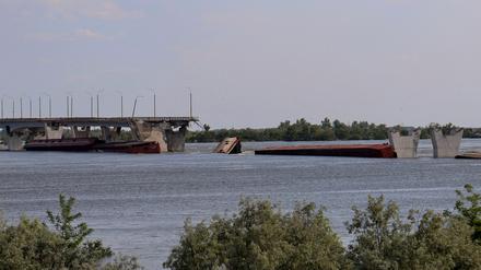 Zerstörte Antoniwkabrücke über den überschwemmten Fluss Dnipro nach dem Bruch des Kachowka-Staudammes (Symbolbild).