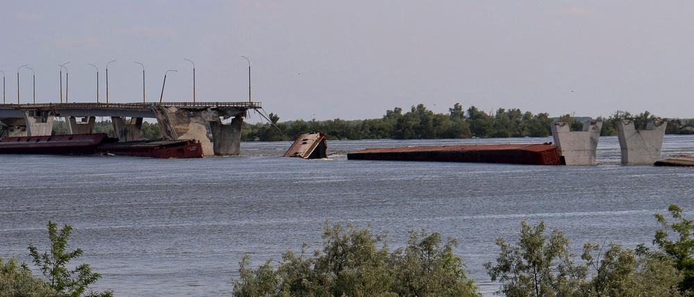 Zerstörte Antoniwkabrücke über den überschwemmten Fluss Dnipro nach dem Bruch des Kachowka-Staudammes (Symbolbild).