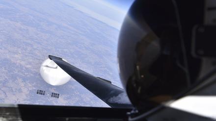 Ein Pilot der U.S. Air Force blickt auf den mutmaßlichen chinesischen Überwachungsballon hinab, der am 3. Februar 2023 über dem zentralen Festland der Vereinigten Staaten schwebte. 