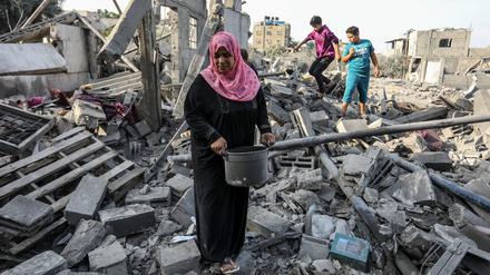 Palästinenser inspizieren die Trümmer nach einem israelischen Angriff auf die Stadt.