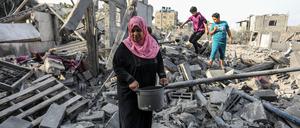 Palästinenser inspizieren die Trümmer nach einem israelischen Angriff auf die Stadt.
