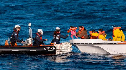 Das Handout zeigt eine Rettungsaktion der deutschen Seenotrettungsorganisation Mission Lifeline im Mittelmeer im Dezember 2022. I