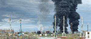 Grauer Rauch steigt über einem brennenden Öllager im Sewastopoler Stadtteil Kazachya Bukhta auf. 