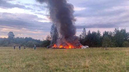 Ein brennendes Flugzeugwrack in der Nähe des Dorfes Kuzhenkino in der Region Twer (Archivbild)