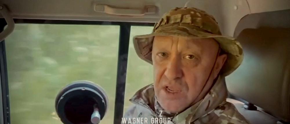 Jewgeni Prigoschin, Chef der russischen privaten Söldnertruppe Wagner, ist in einem Video auf der Rückbank eines fahrenden Autos zu sehen.