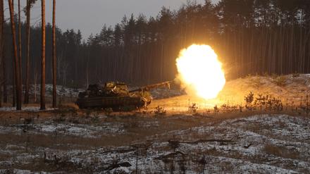 Ein ukrainischer Panzer feuert in Kremmina.