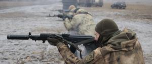 Soldaten der russischen Armee üben auf einem Truppenübungsplatz im Gebiet Donezk. 
