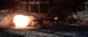 Ukrainische Militärangehörige feuern einen SPG-9-Panzerabwehrgranatwerfer auf russische Truppen in der Frontstadt Bachmut (Symbolbild).