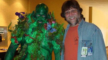 Geschöpf und Schöpfer: Len Wein und ein Fan im Swamp-Thing-Kostüm.