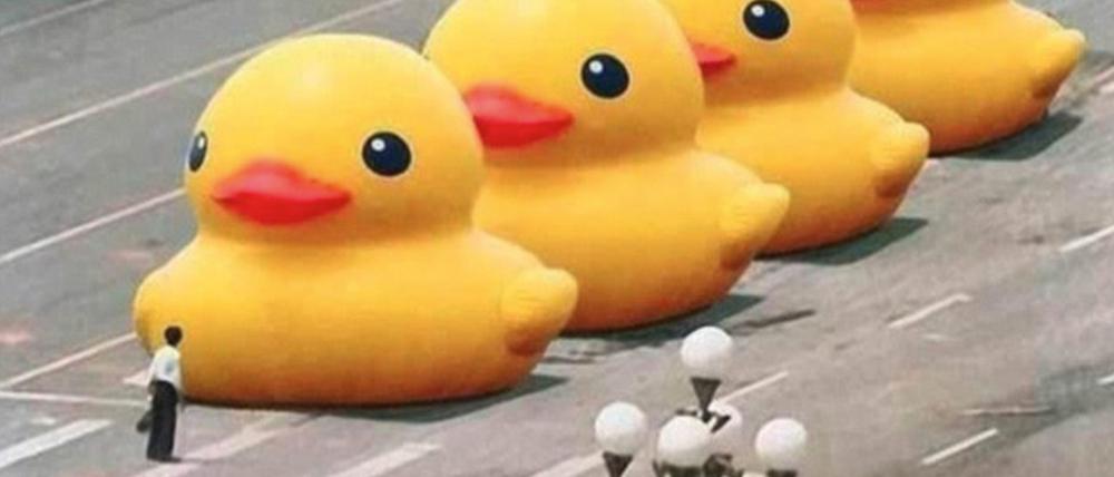 Parodie eines berühmten Protestbildes vom Tiananmen-Platz in China, 1989. Die Panzer der Regierung wurden gegen Bade-Enten ausgetauscht.