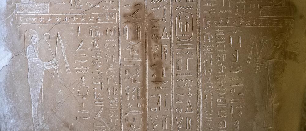 Kleiner Schaden, große Wirkung. Ölspuren an einem Sarkophag des Propheten Ahmose im Neuen Museum. Auf der Berliner Museumsinsel sind Dutzende Kunstwerke beschädigt worden.