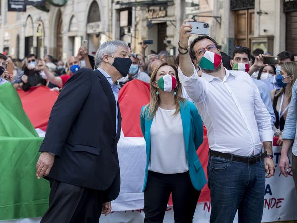 Giorgia Meloni (M.) mit Matteo Salvini, Vorsitzender der Lega, und Antonio Tajani, Vizepräsident der Forza Italia.