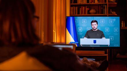 Eine Frau sitzt auf dem Sofa und schaut im Fernsehen die Tagesschau zum Ukraine-Konflikt. (zu dpa «Krieg in der Ukraine - Wie die Deutschen in der ersten Woche TV schauten») +++ dpa-Bildfunk +++