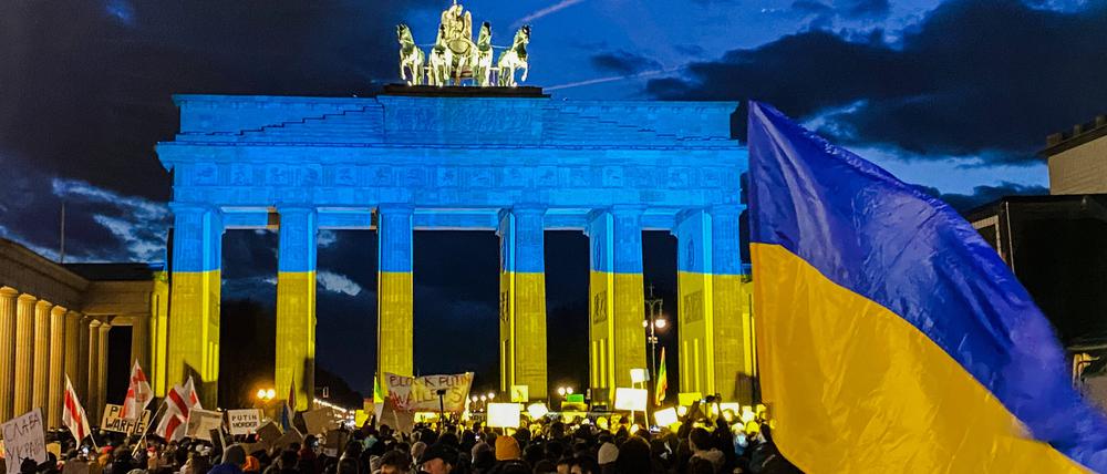 Demonstration am 24.02.22 vor dem angestrahlten Brandenburger Tor in Berlin anlässlich der Kriegserklärung von Putin, dass Russland die Ukraine angreift. 