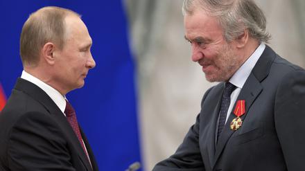 Valery Gergiev nimmt einen Orden von Wladimir Putin entgegen. EPA/IVAN SEKRETAREV/POOL ++ +++ dpa-Bildfunk +++