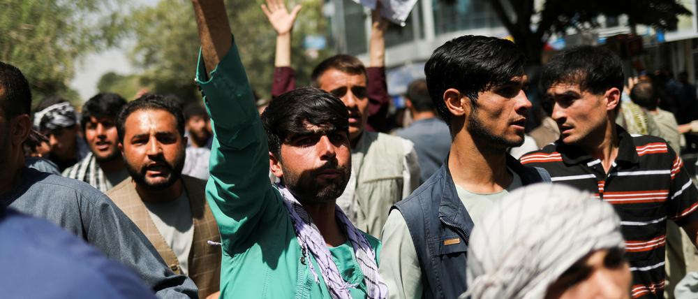 Afghanen protestieren gegen Pakistan, gemeinsam mit Taliban-Soldaten, 9. September 2021.