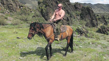Der russische Präsident Wladimir Putin reitet im Sommer 2009 auf einem Pferd.