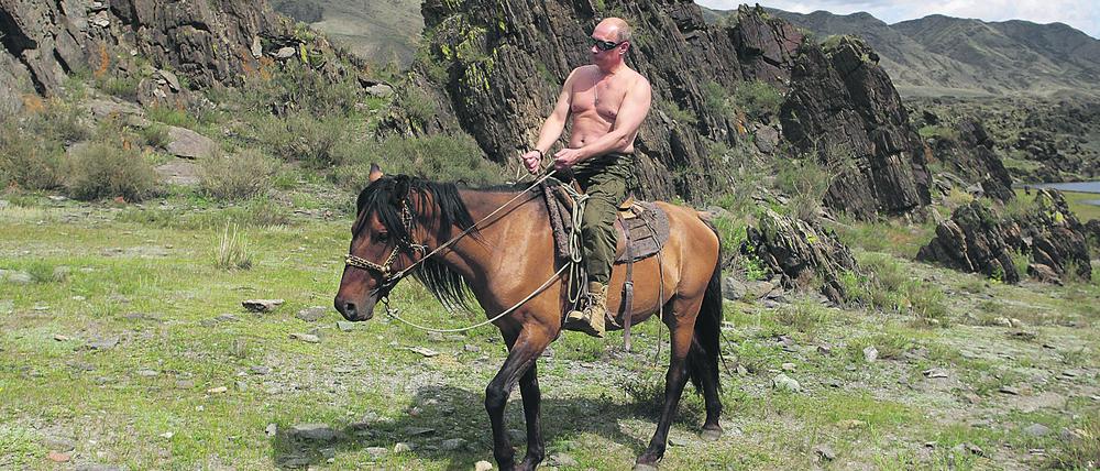 Der russische Präsident Wladimir Putin reitet im Sommer 2009 auf einem Pferd.