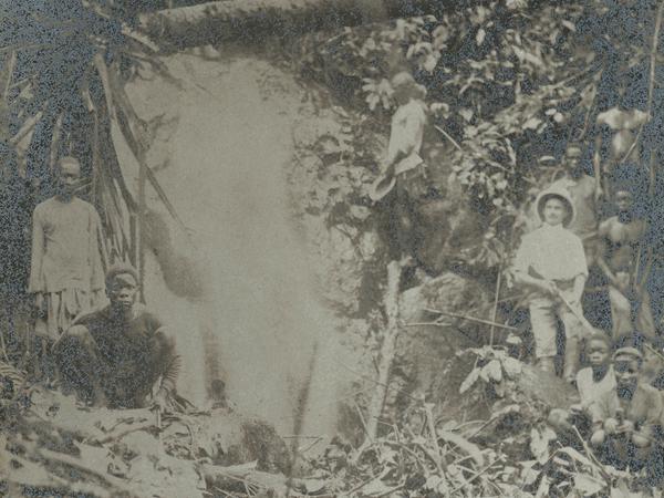 Rechts mit Tropenhelm: Willy Klare, vermutlich 1910