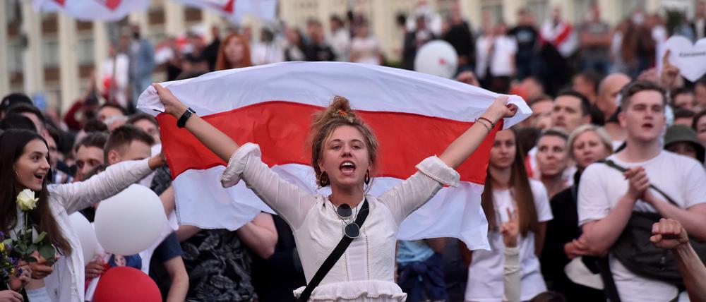 Nicht länger die Hunde Europas. Junge Frauen mit der weißrussischen Landesflagge Mitte August bei einer Kundgebung in Minsk.